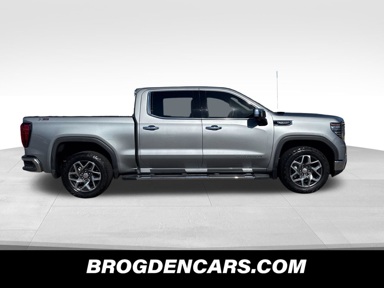 Used 2023 GMC Sierra 1500 SLT w/ SLT Premium Package AWD/4WD image 2