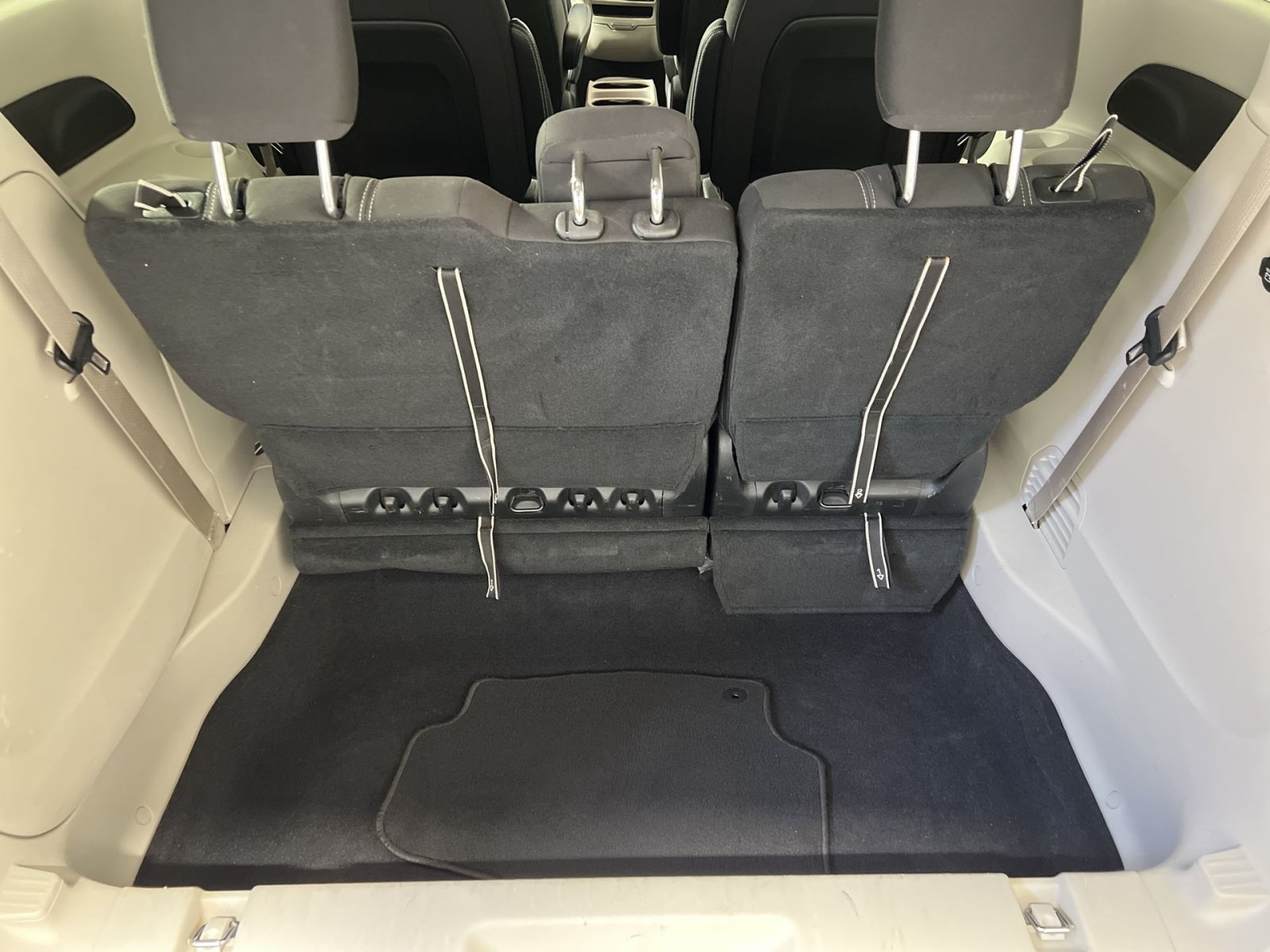 Used 2022 Chrysler Voyager LX FWD image 26