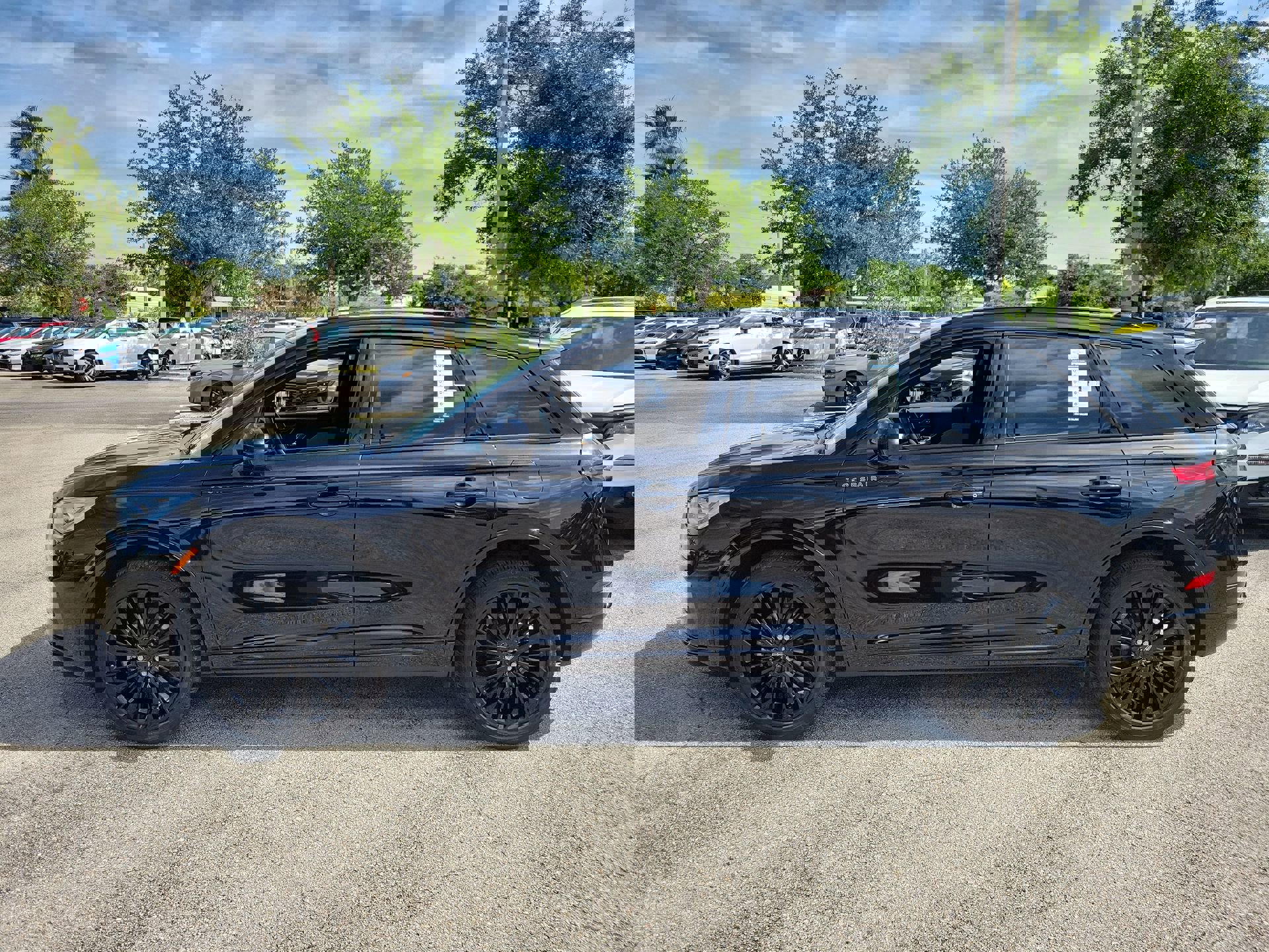 Used 2023 Lincoln Corsair Reserve w/ Jet Appearance Package FWD image 9