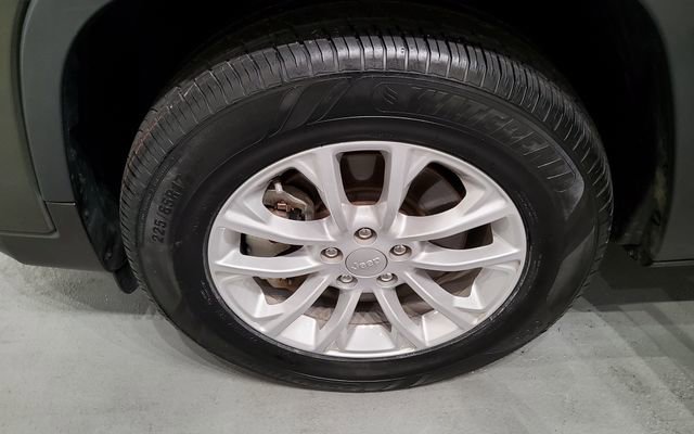 Used 2021 Jeep Cherokee Latitude AWD/4WD image 28