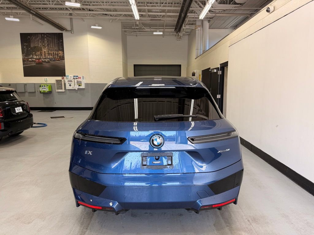Used 2023 BMW iX xDrive50 w/ Premium Package AWD/4WD image 4