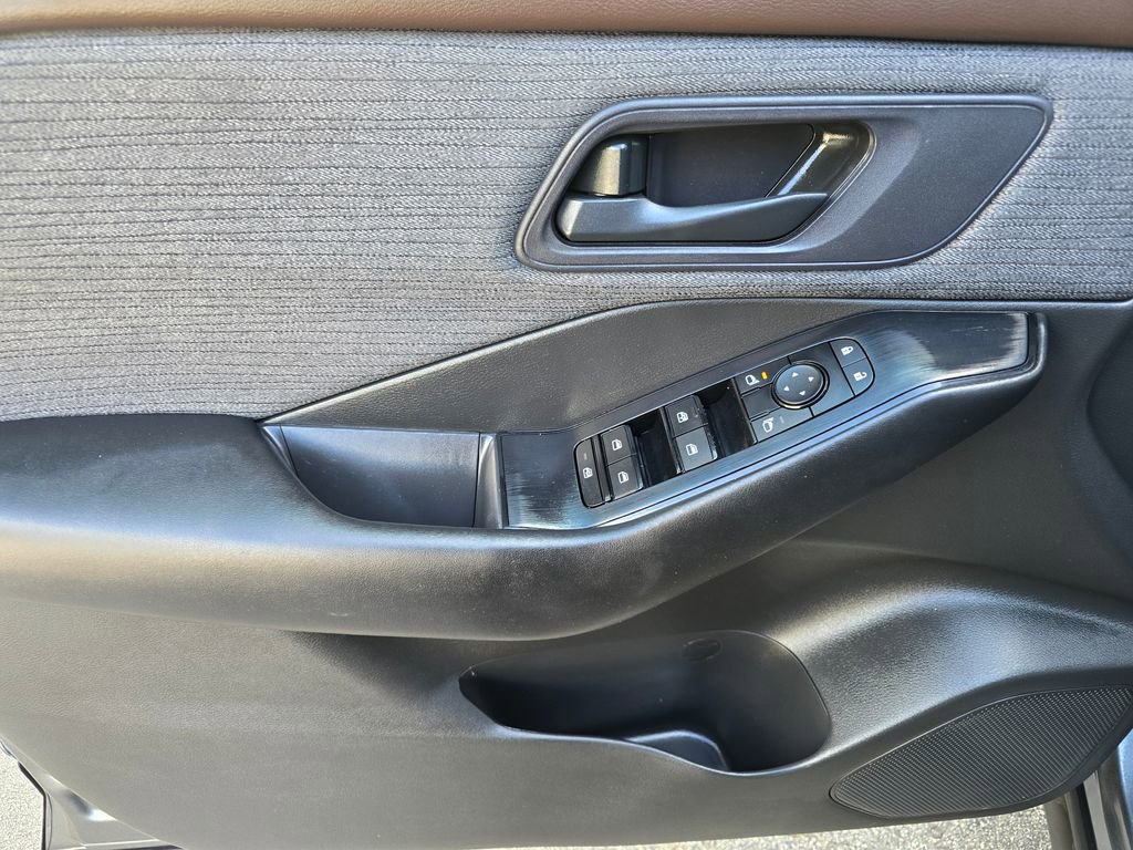 Used 2023 Nissan Rogue S image 20