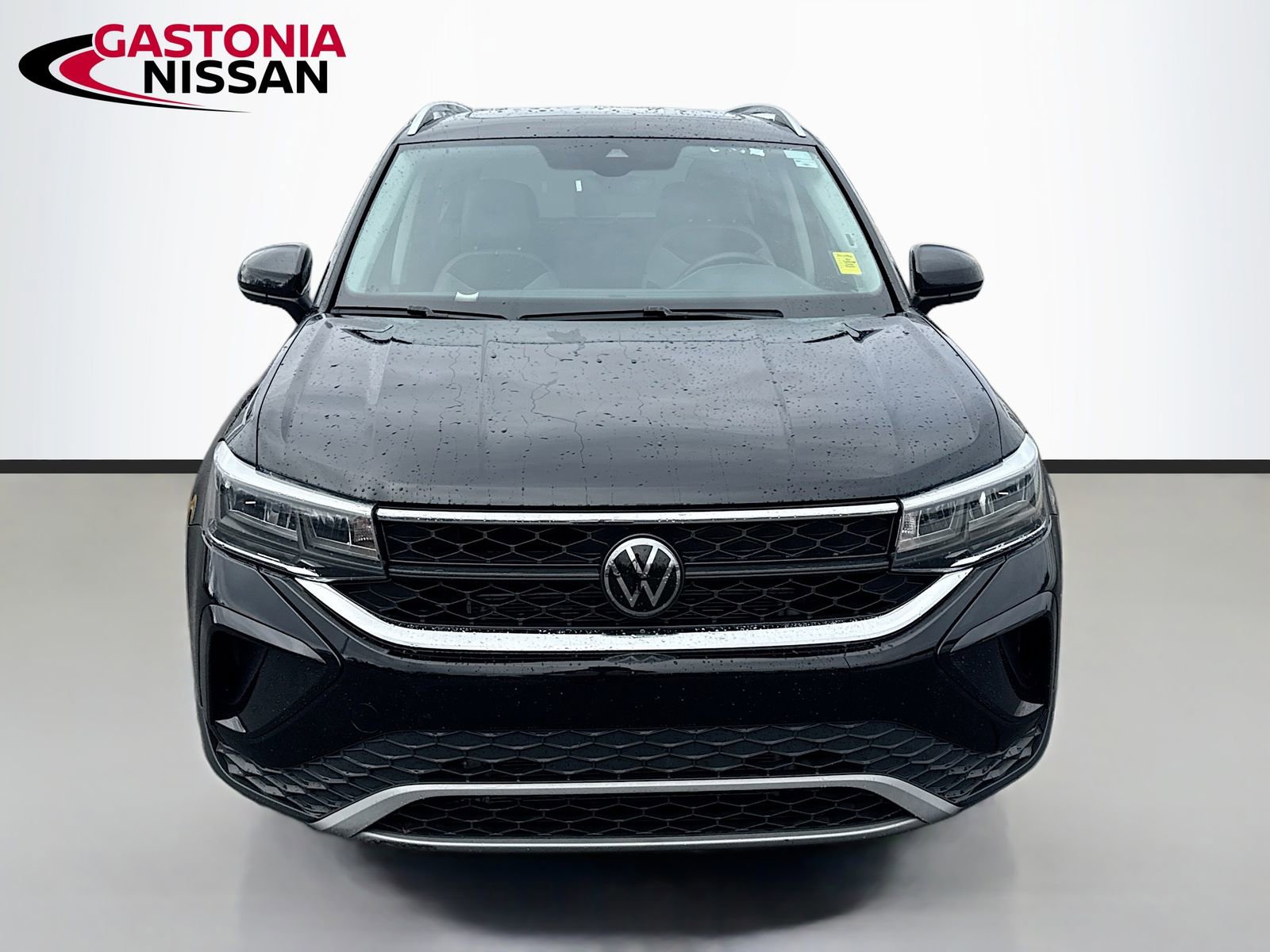 Used 2024 Volkswagen Taos SE image 2