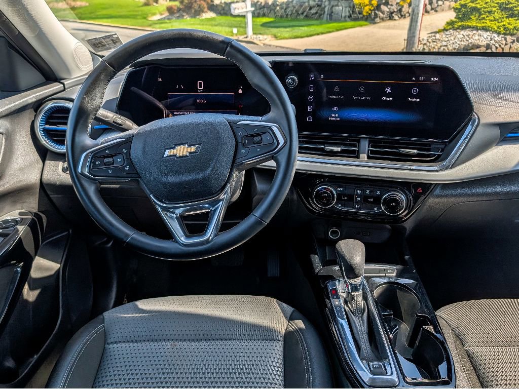 Used 2025 Chevrolet Trax LT w/ LT Convenience Package FWD image 23
