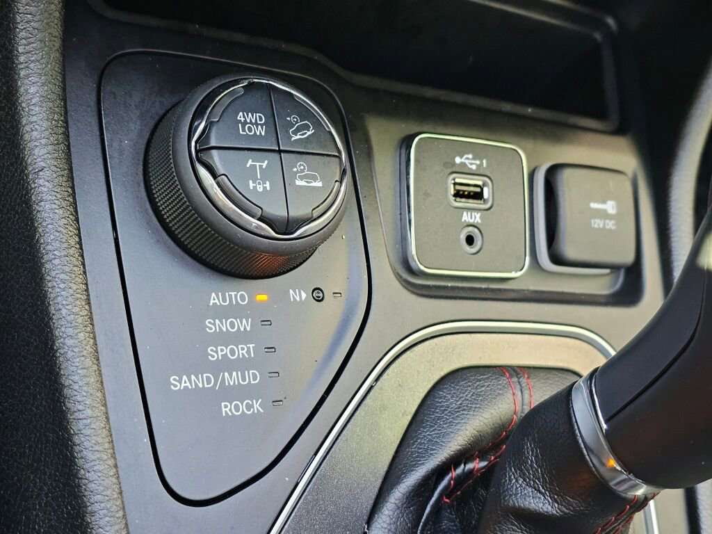 Used 2019 Jeep Cherokee Trailhawk image 31