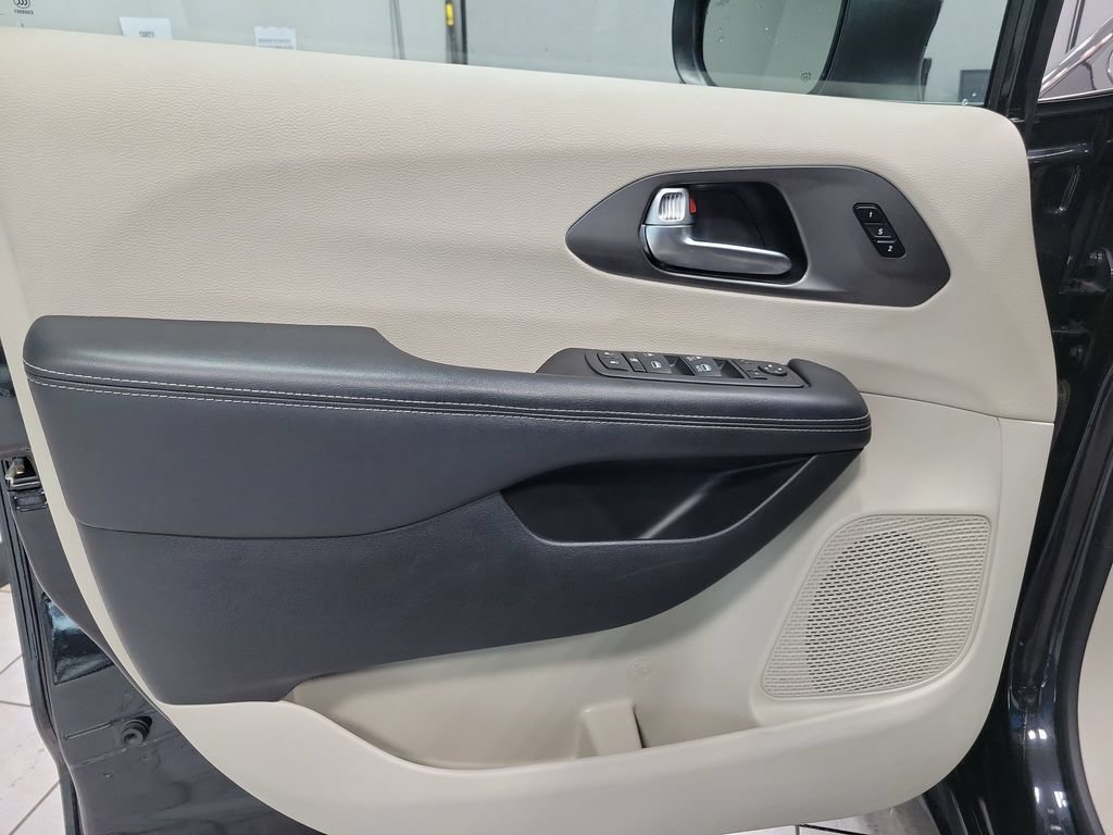 Certified 2023 Chrysler Pacifica Touring-L FWD image 32