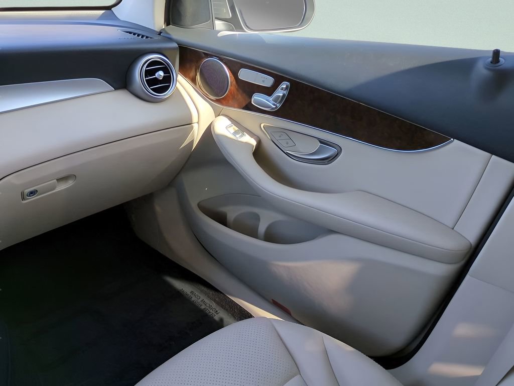 Used 2019 Mercedes-Benz GLC 300 4MATIC image 16