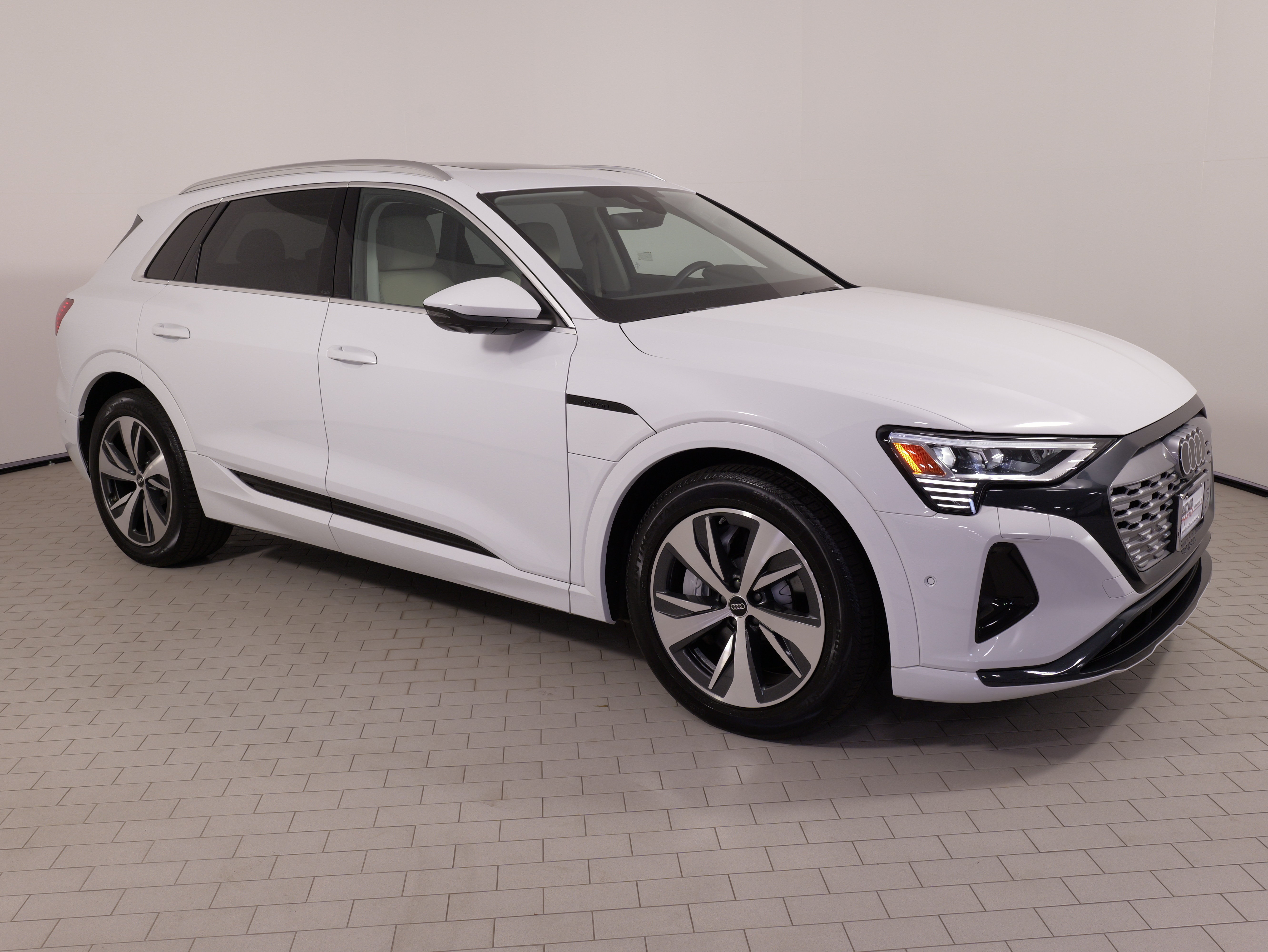 Used 2024 Audi Q8 e-tron Premium Plus w/ Premium Plus Package AWD/4WD image 7
