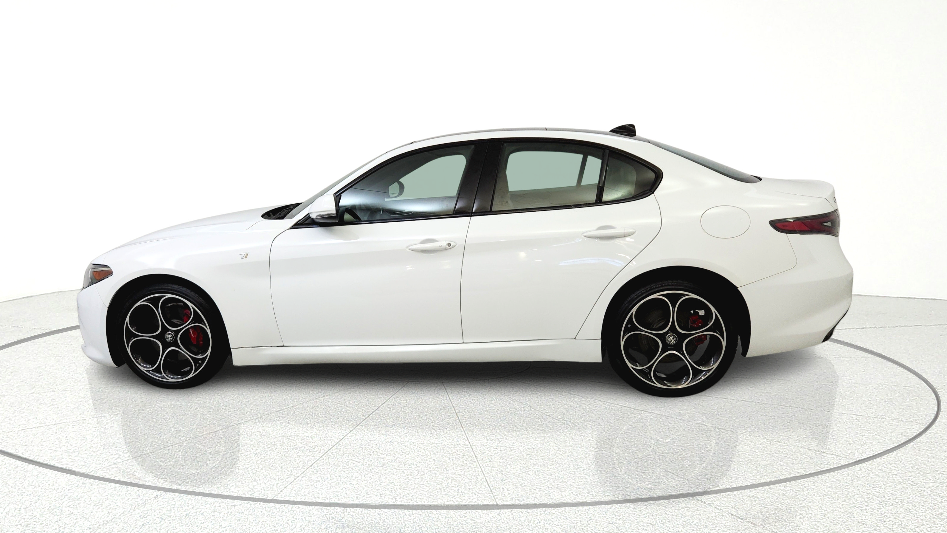 Used 2023 Alfa Romeo Giulia Ti w/ Active Assist Plus Package AWD/4WD image 4