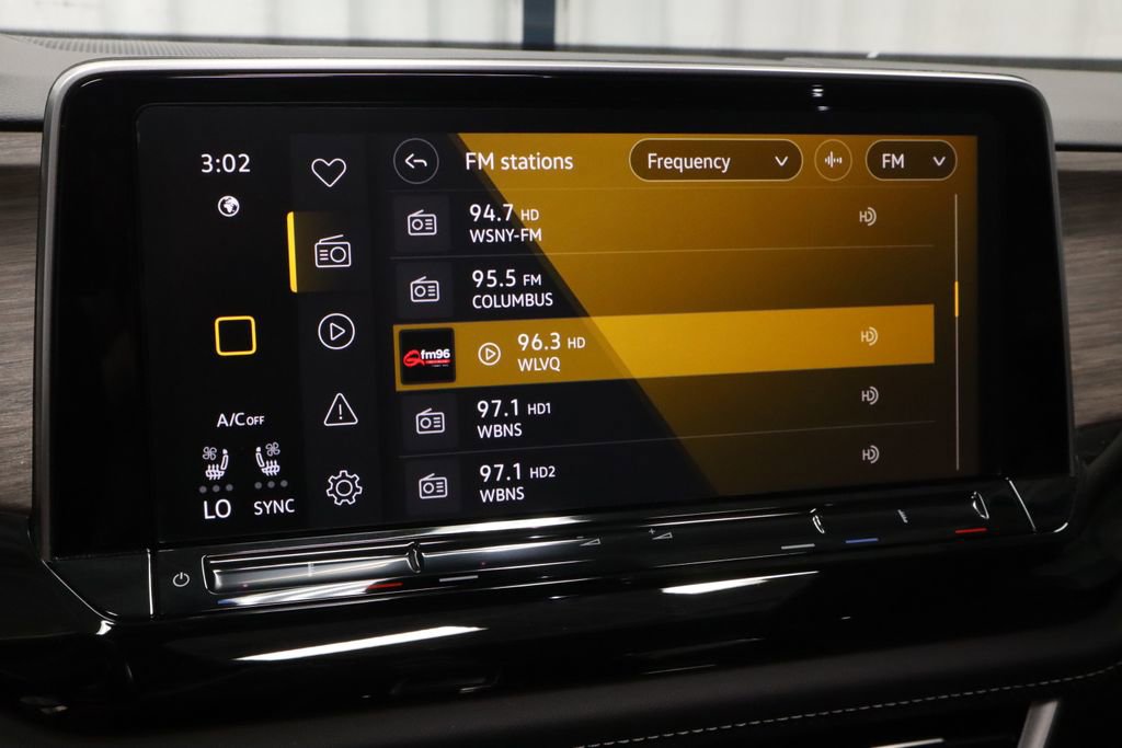 Used 2024 Volkswagen Atlas SEL AWD/4WD image 2