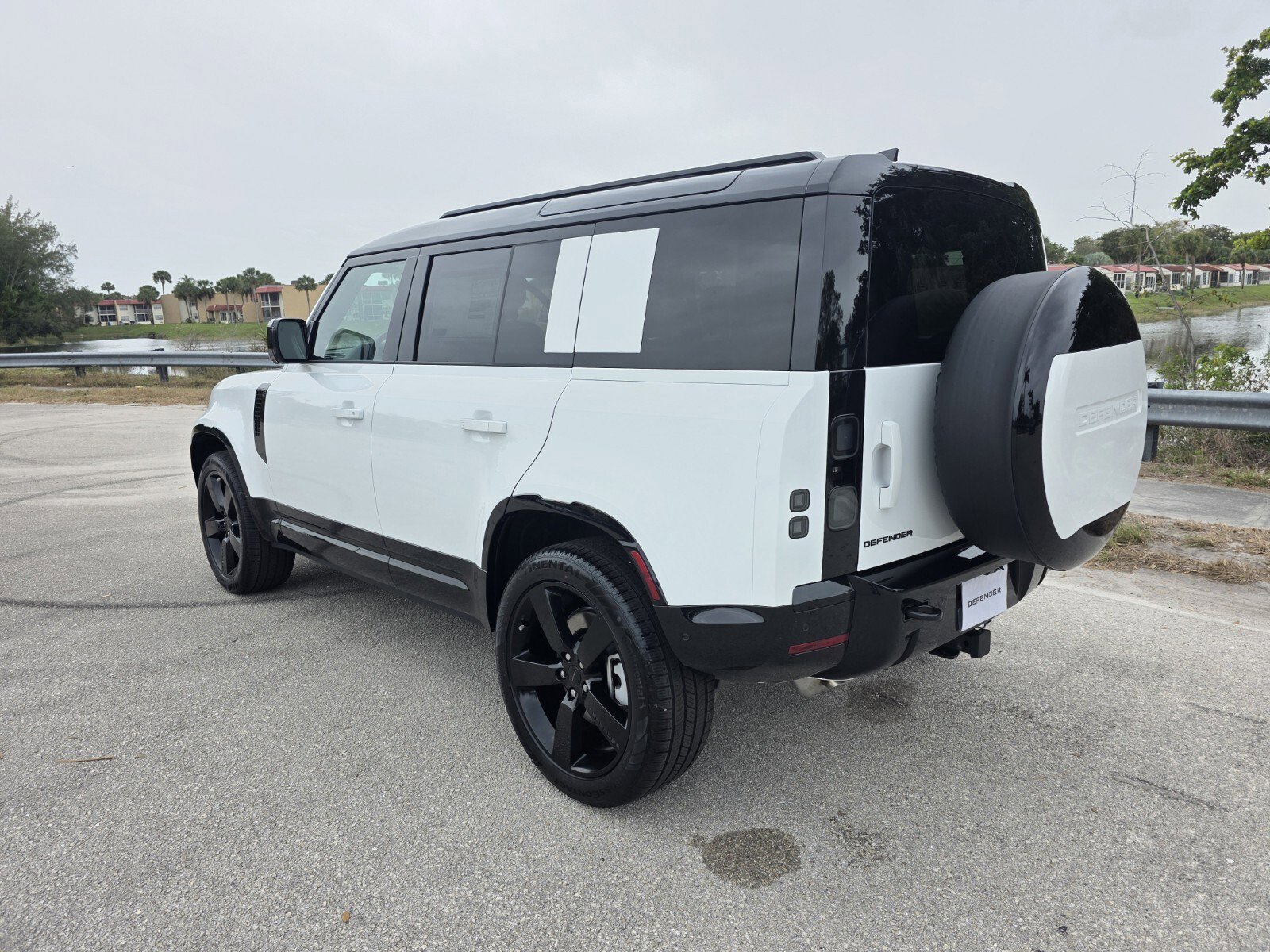 New 2026 Land Rover Defender 110 X-Dynamic SE image 2