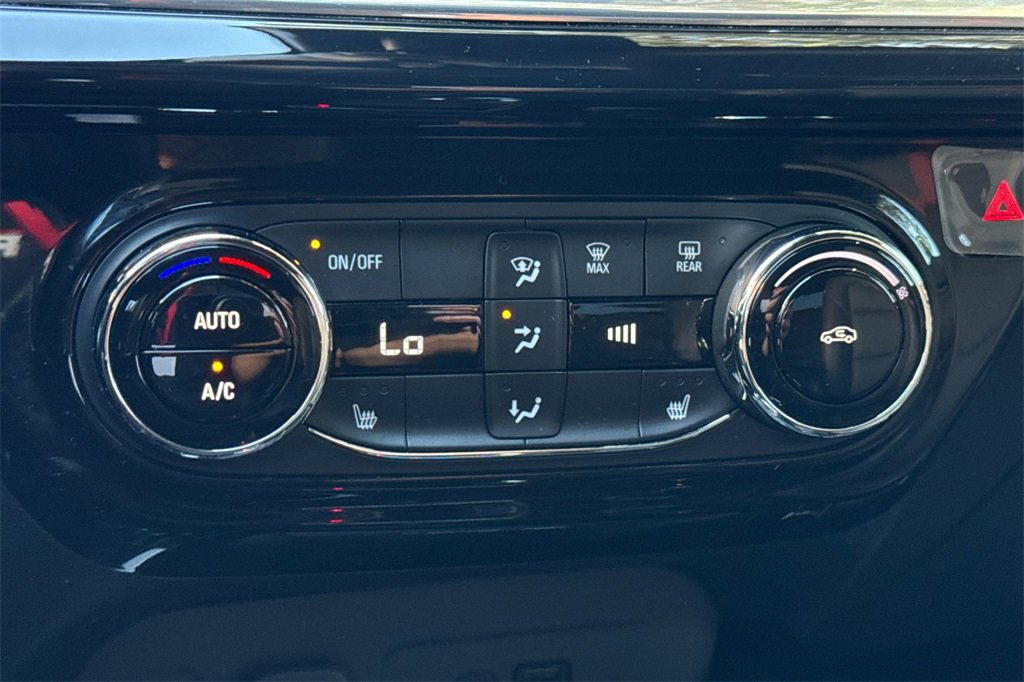 Used 2024 Chevrolet Trax RS w/ Sunroof Package image 17