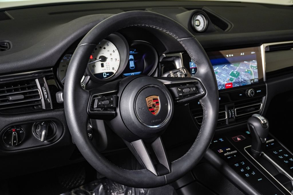 Certified 2026 Porsche Macan AWD/4WD image 17