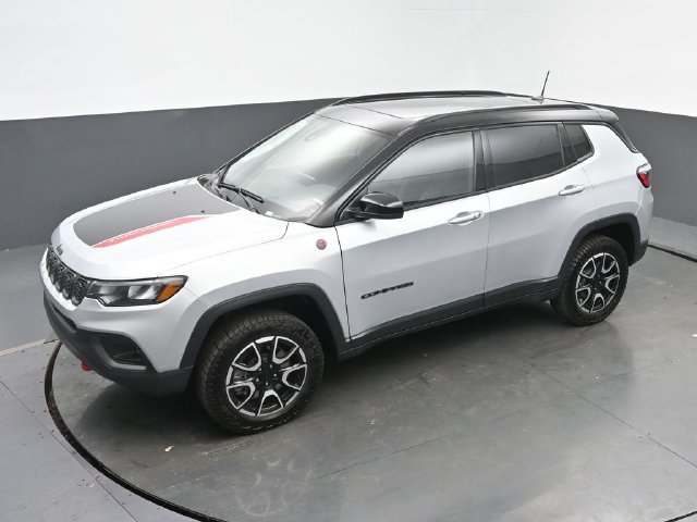 Used 2024 Jeep Compass Trailhawk w/ Sun and Sound Group AWD/4WD image 39