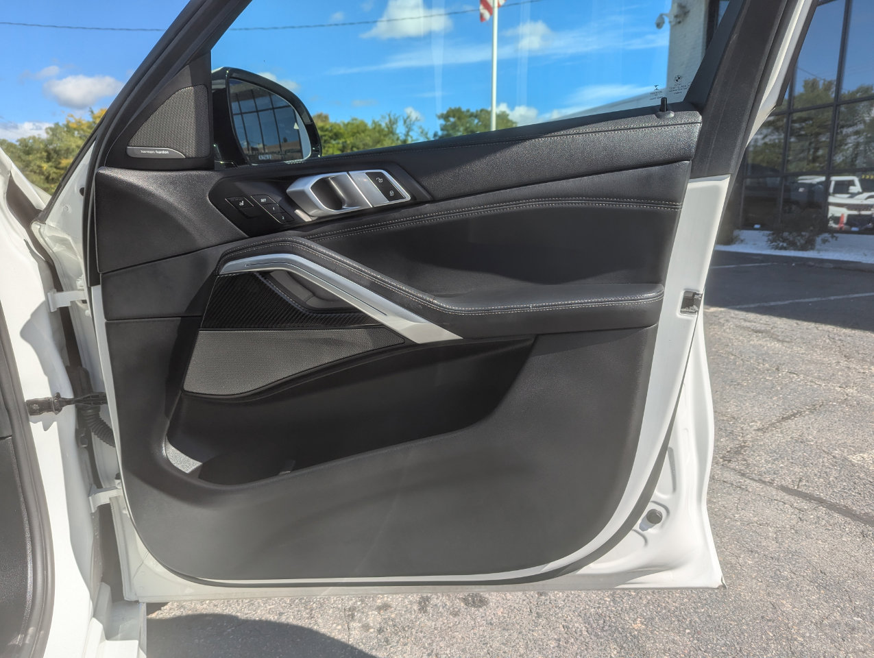 Used 2023 BMW X6 M50i w/ Executive Package image 33