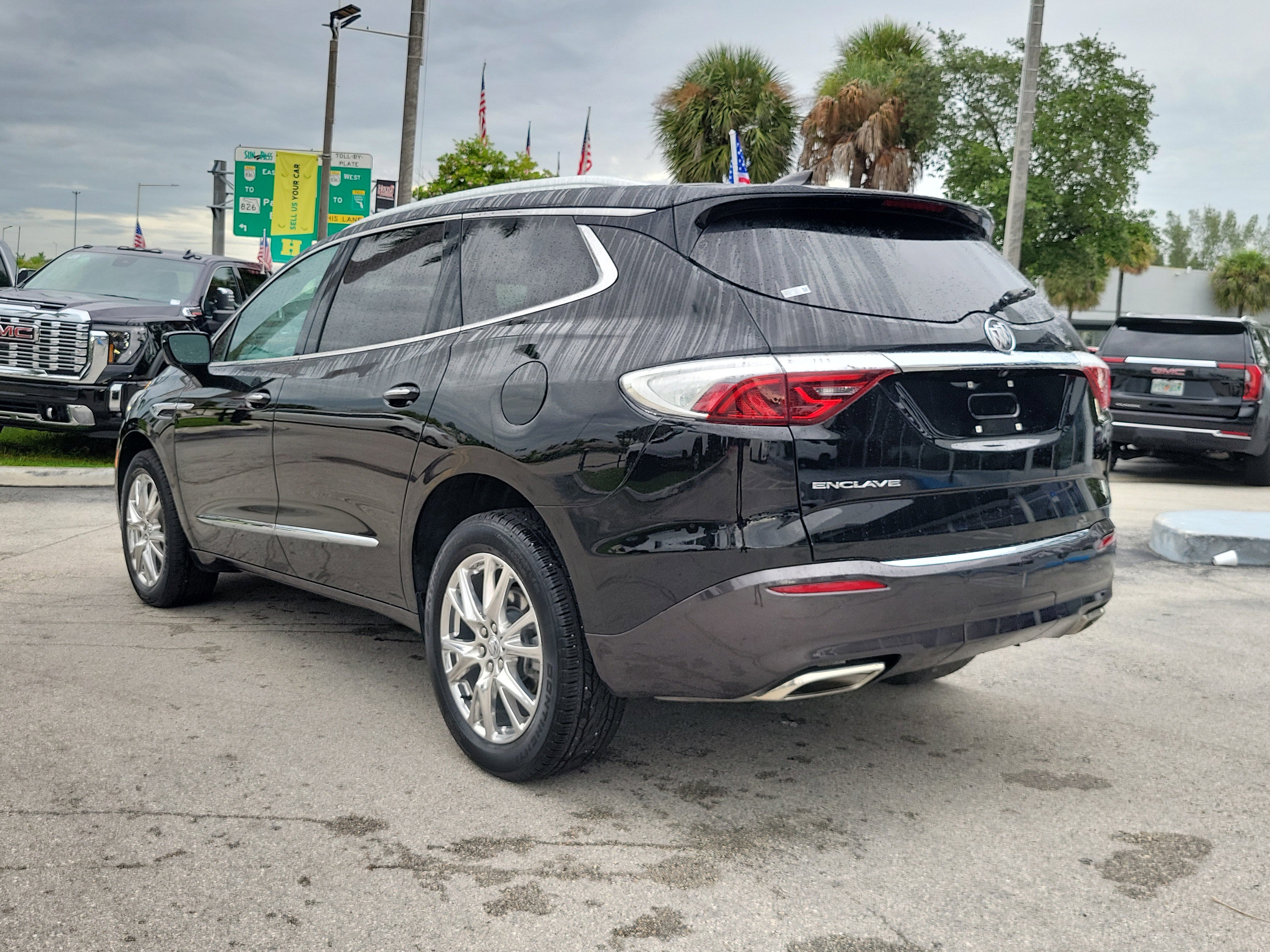 Used 2024 Buick Enclave Essence w/ Experience Buick Package image 7