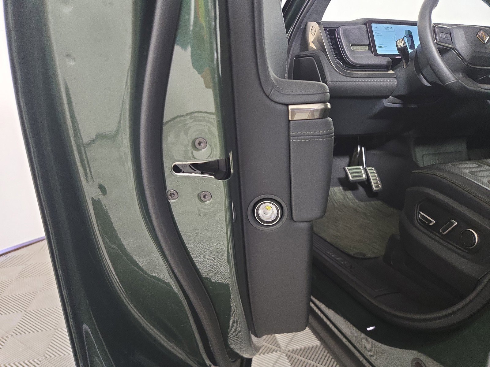 Used 2024 Rivian R1S Adventure image 32