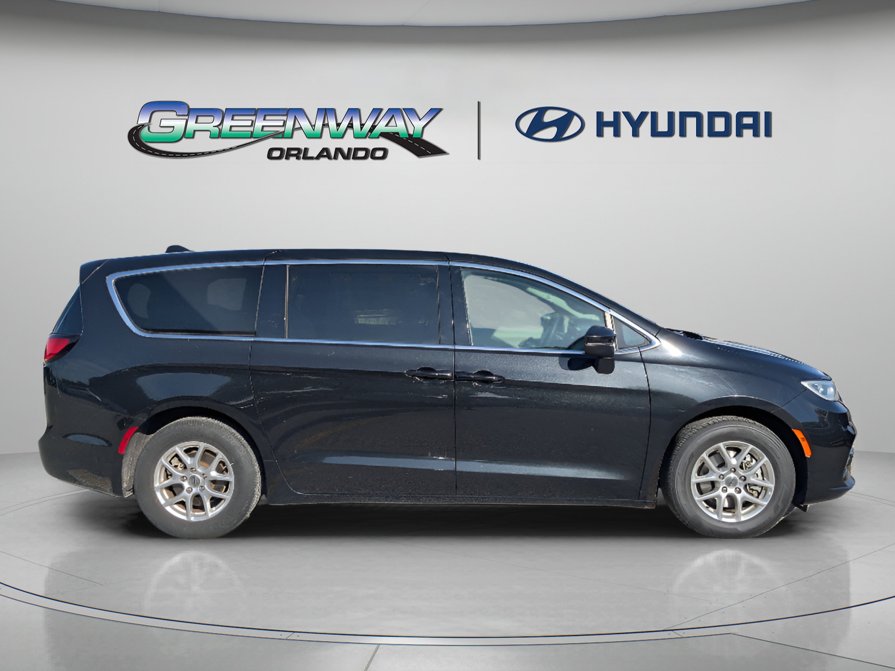 Used 2023 Chrysler Pacifica Touring-L FWD image 9