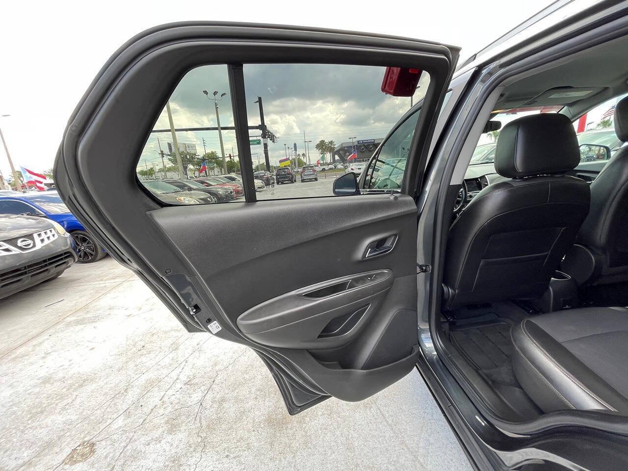Used 2018 Chevrolet Trax LT w/ LT Convenience Package FWD image 12