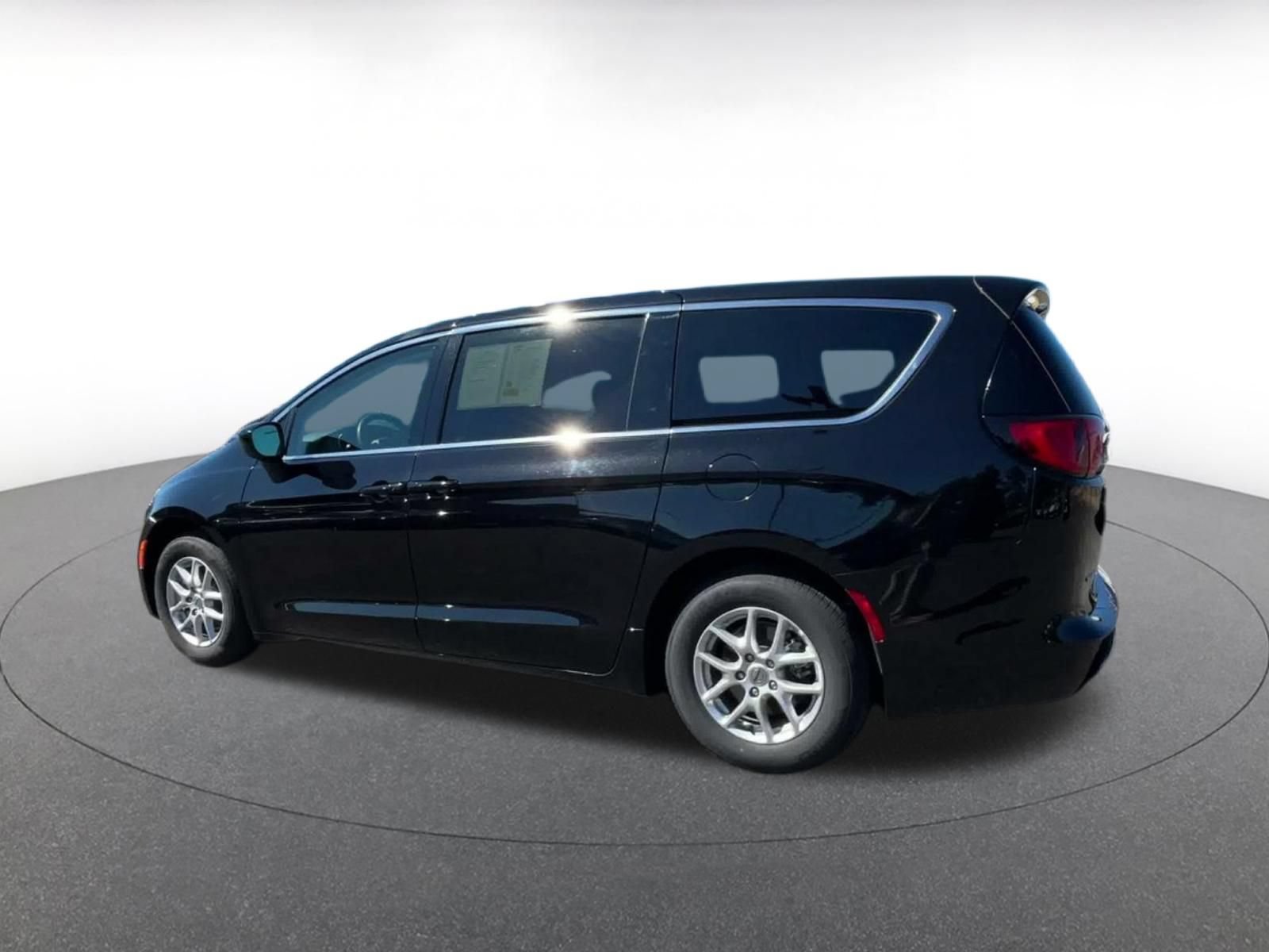 Used 2024 Chrysler Voyager LX FWD image 8