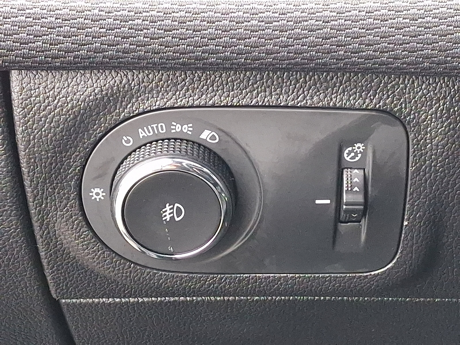 Used 2018 Chevrolet Cruze LT w/ Sun And Sound Package image 24