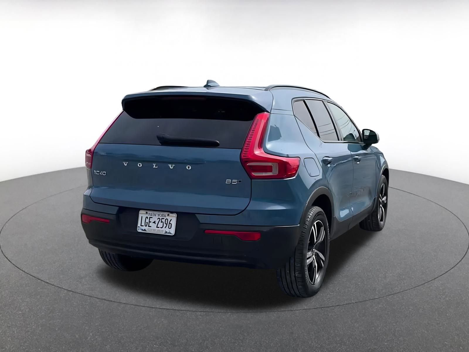 Used 2024 Volvo XC40 B5 Core image 15