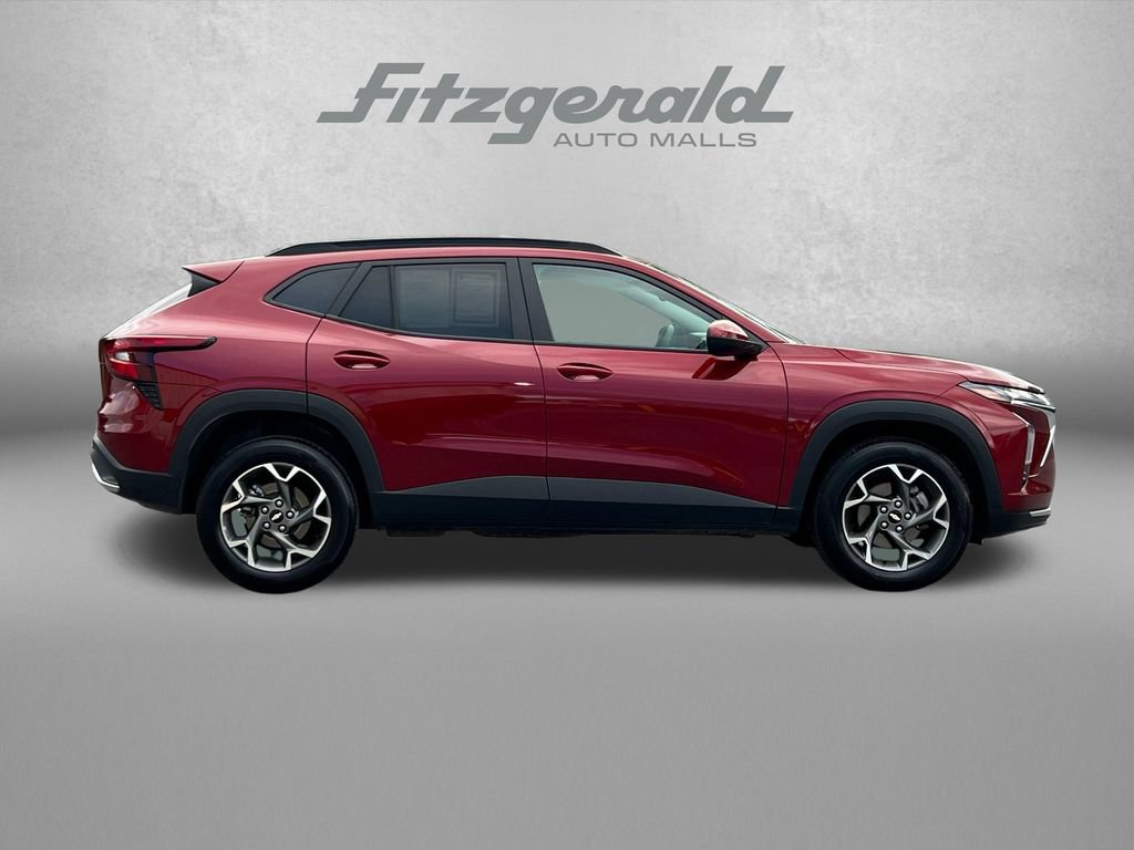 Used 2025 Chevrolet Trax LT FWD image 3