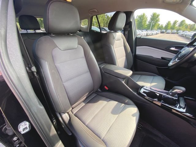 Used 2025 Chevrolet Trax LT w/ LT Convenience Package FWD image 26