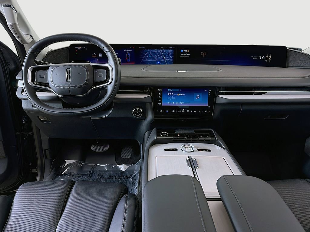 Used 2025 Lincoln Navigator Reserve image 36