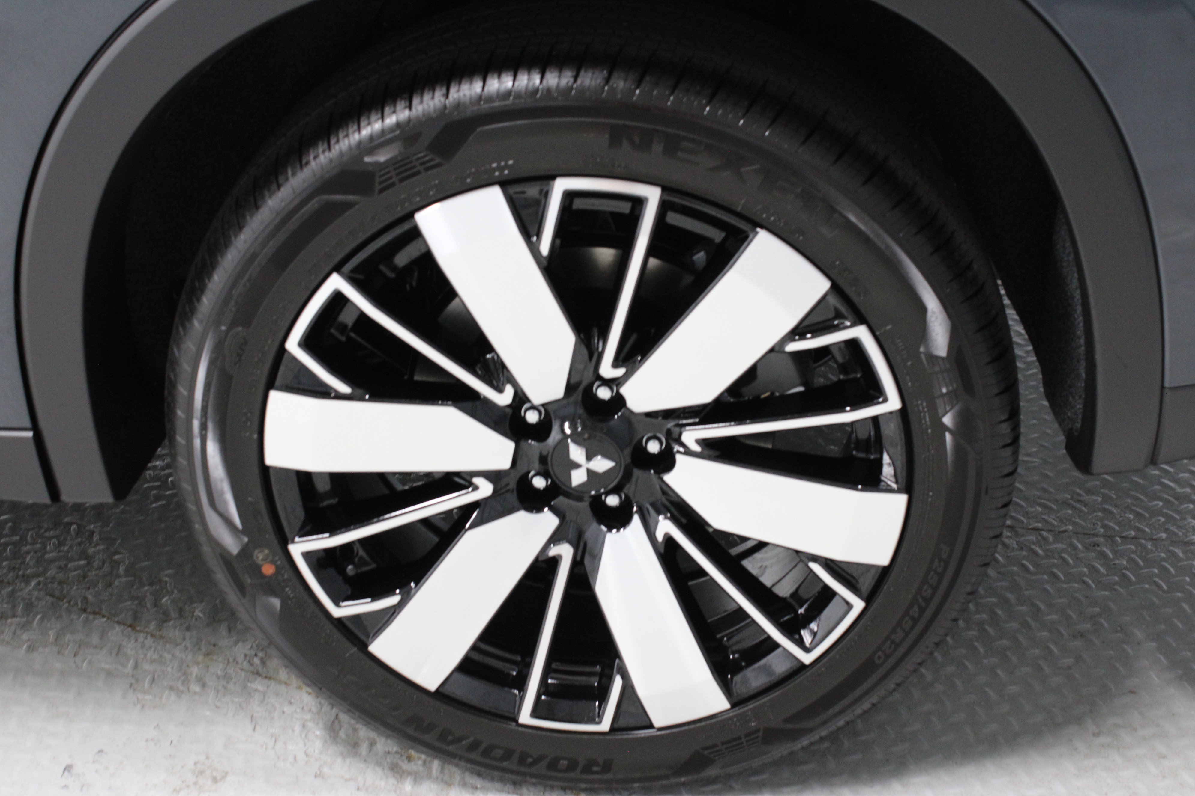 New 2025 Mitsubishi Outlander SE image 36