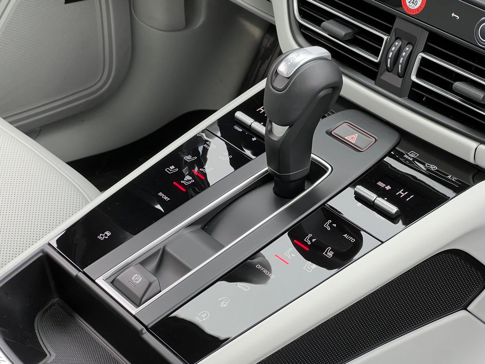 Certified 2025 Porsche Macan image 34