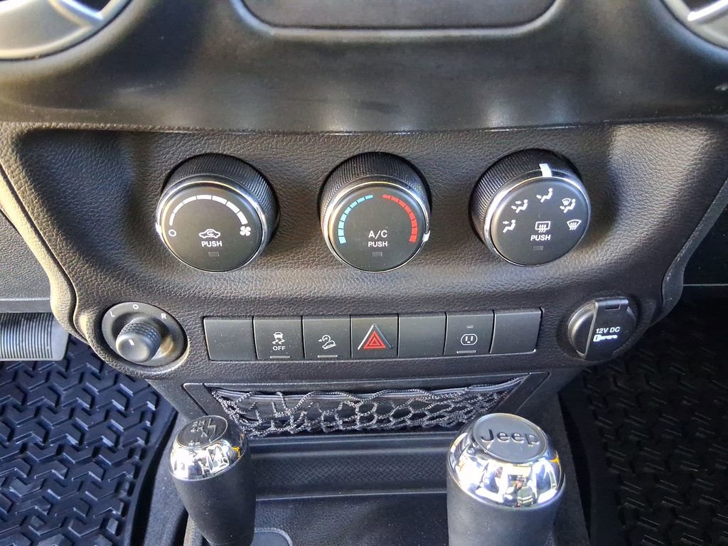 Used 2015 Jeep Wrangler Unlimited Sahara w/ Connectivity Group AWD/4WD image 16