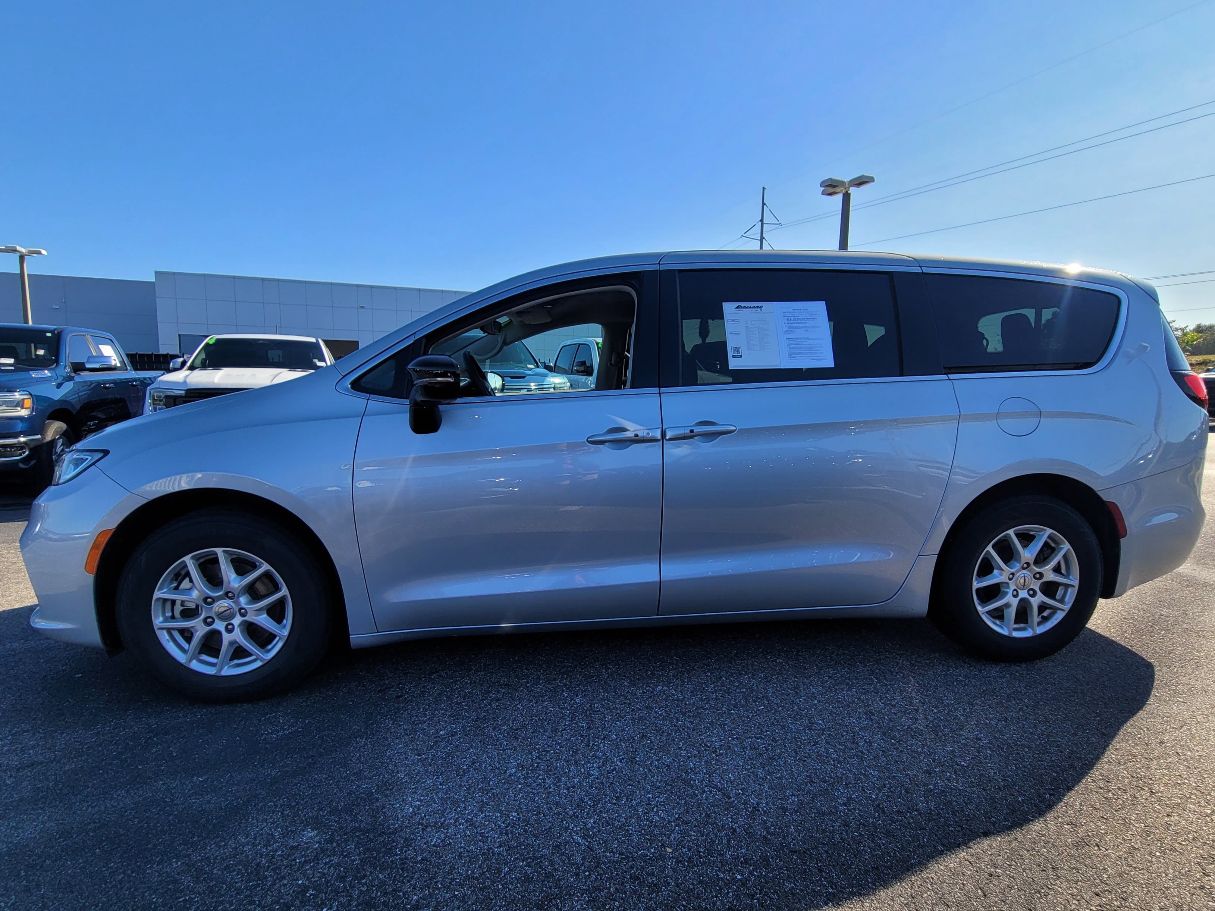 Used 2024 Chrysler Pacifica Touring-L FWD image 7