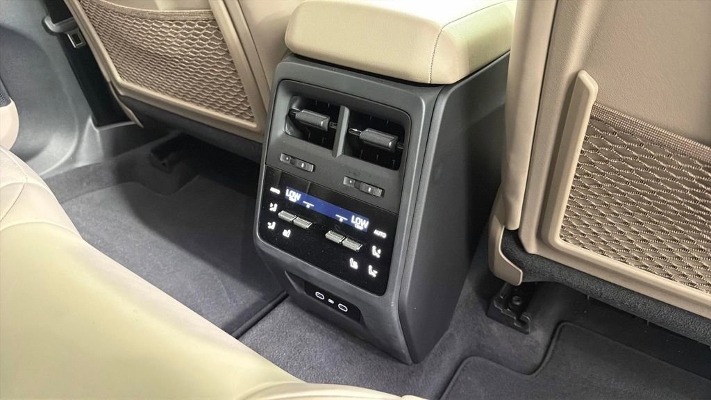 Used 2025 Porsche Macan Electric w/ Premium Package RWD image 32