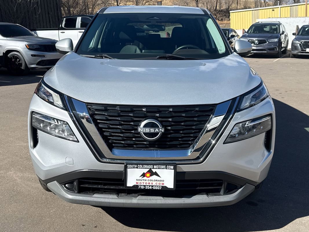 Used 2022 Nissan Rogue SV image 2