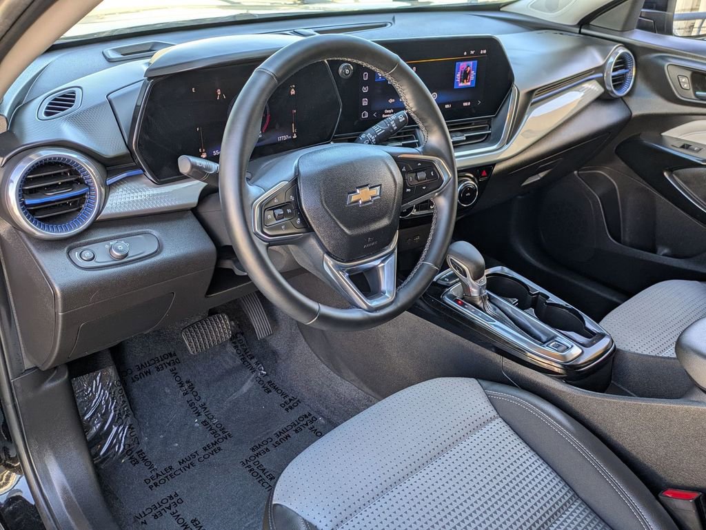 Used 2025 Chevrolet Trax LT w/ LT Convenience Package image 14