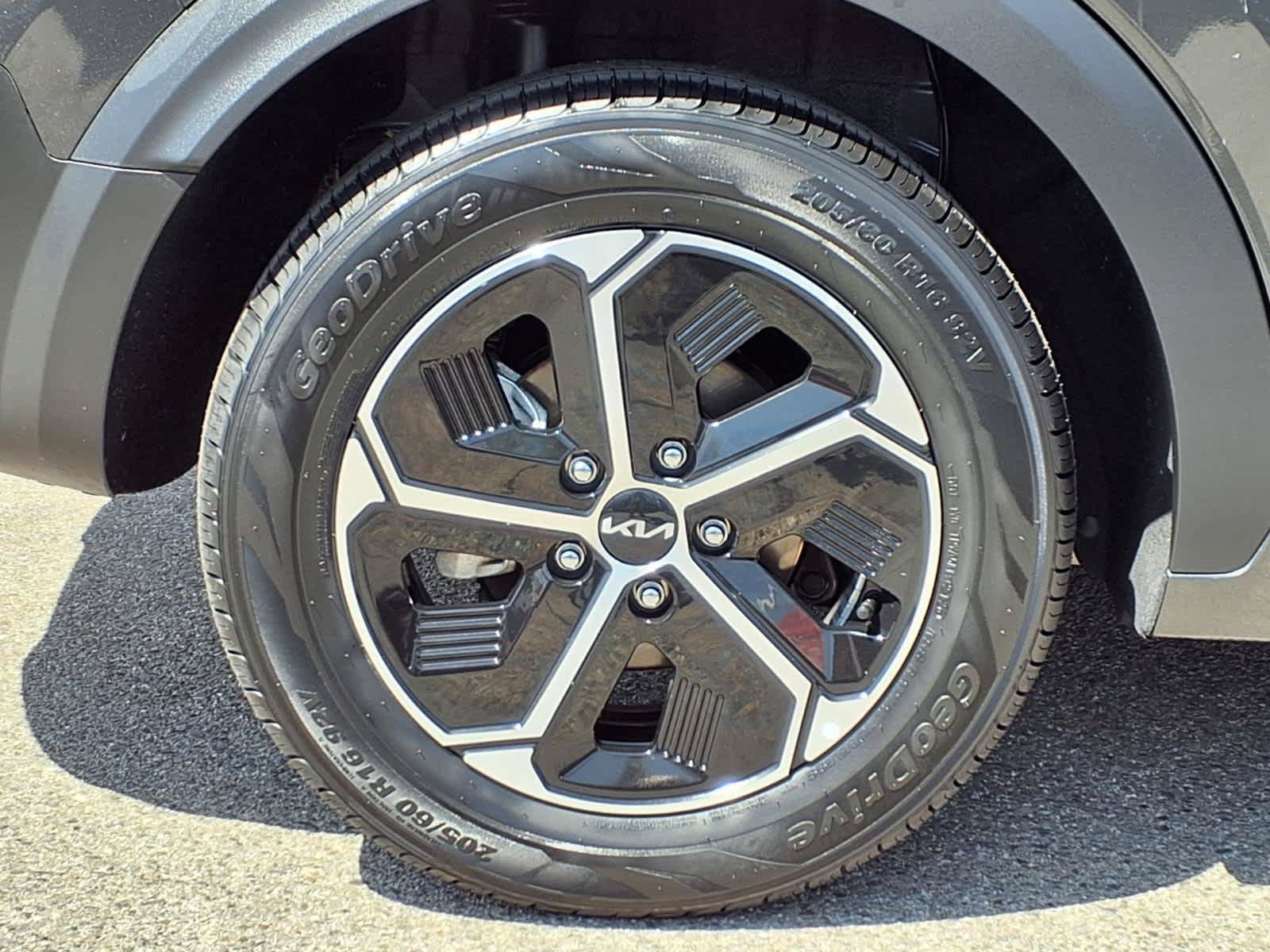 Used 2025 Kia Niro LX FWD image 7