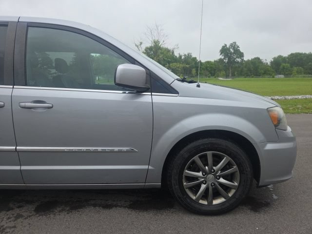 Used 2015 Chrysler Town & Country S FWD image 4
