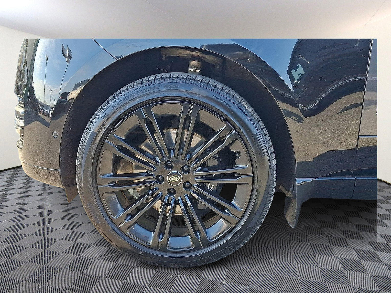 Used 2025 Land Rover Range Rover Long Wheelbase SE image 2