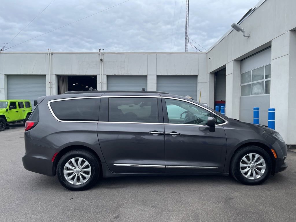 Used 2017 Chrysler Pacifica Touring-L FWD image 8