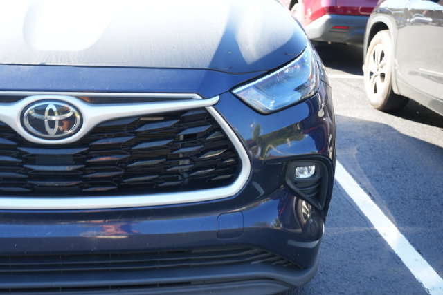 Used 2023 Toyota Highlander XLE FWD image 6