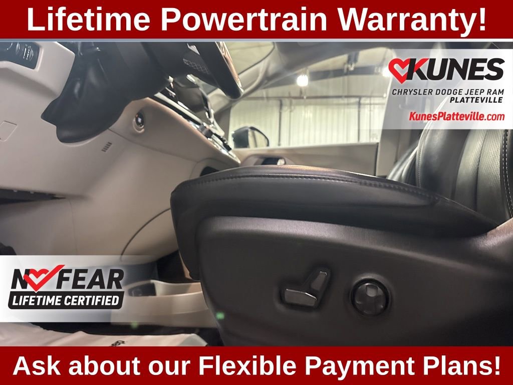 Used 2023 Chrysler Pacifica Touring-L image 19