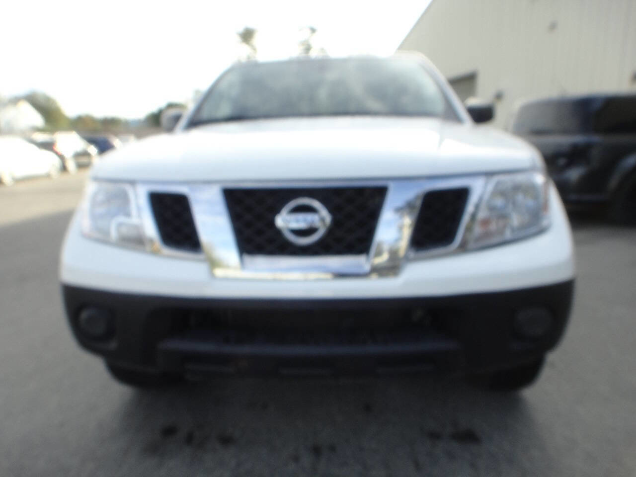 Used 2020 Nissan Frontier SV image 2