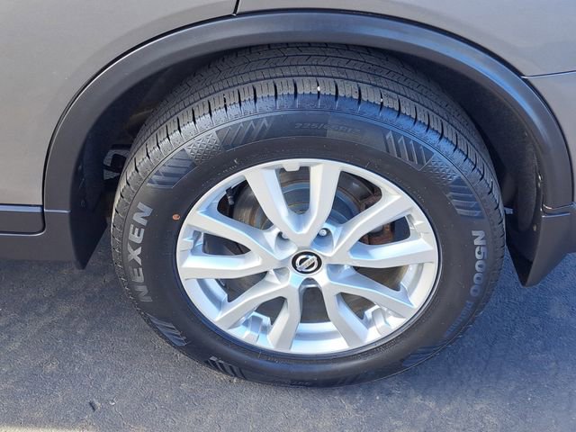 Used 2017 Nissan Rogue SV w/ Sun & Sound Touring Package image 5