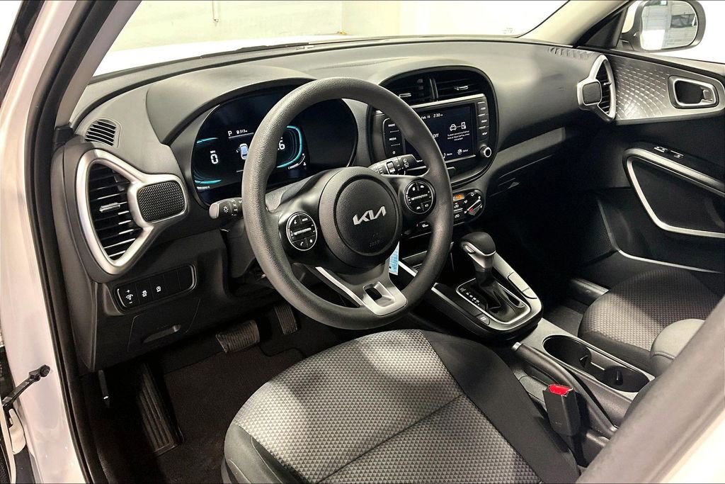 Used 2025 Kia Soul LX FWD image 16