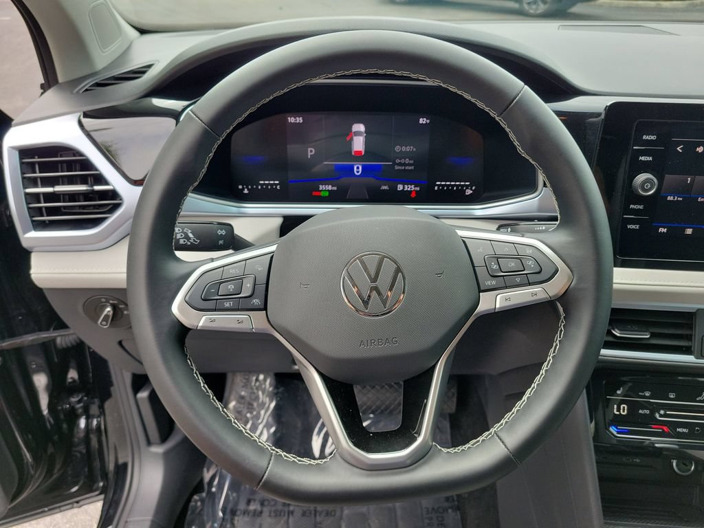 Used 2025 Volkswagen Taos SE w/ Black Wheel Package FWD image 27