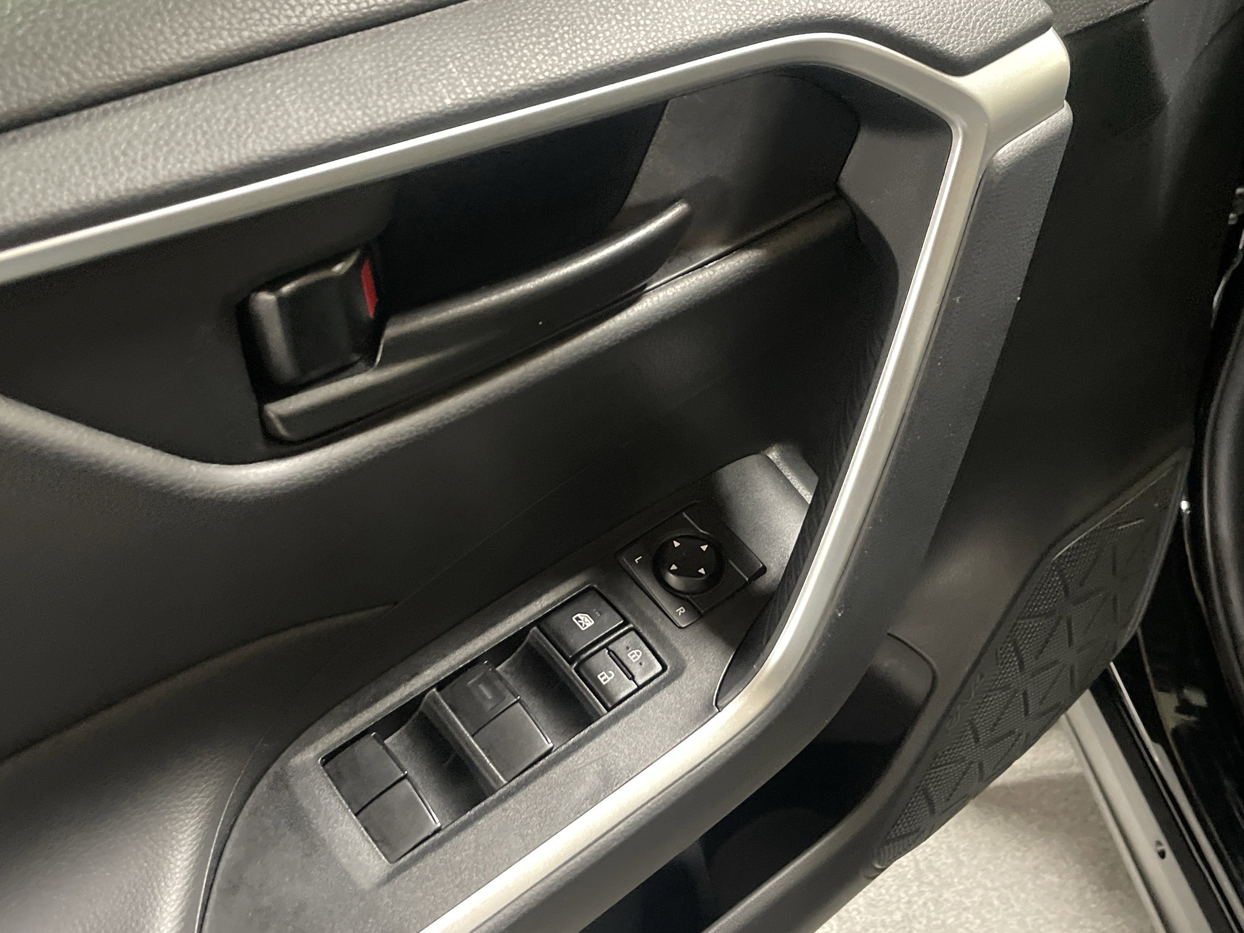 Used 2025 Toyota RAV4 LE image 15