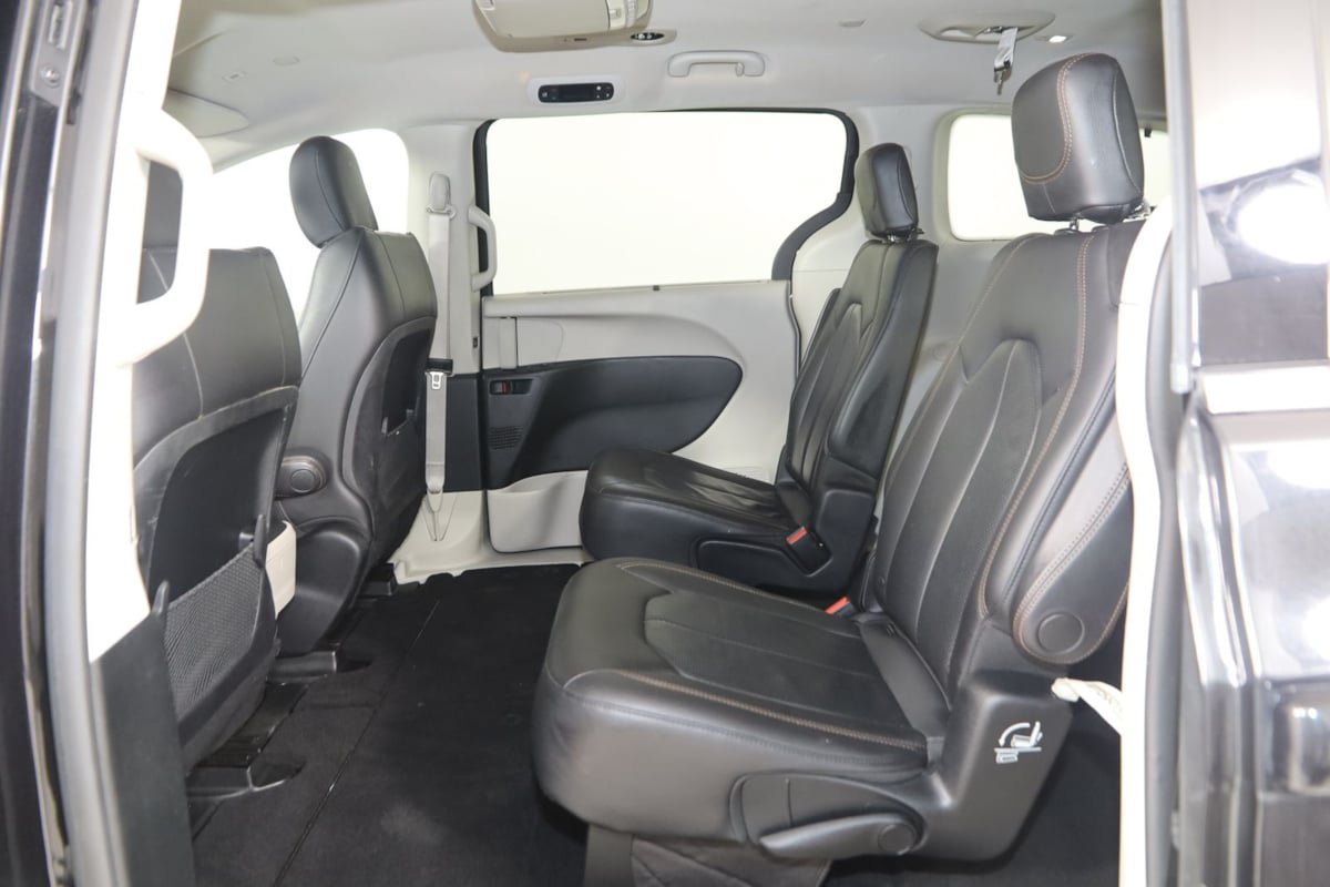 Used 2018 Chrysler Pacifica Touring-L FWD image 44