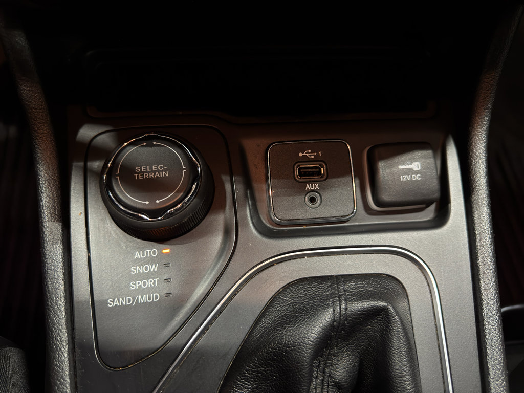Used 2019 Jeep Cherokee Latitude Plus w/ Comfort/Convenience Group AWD/4WD image 26