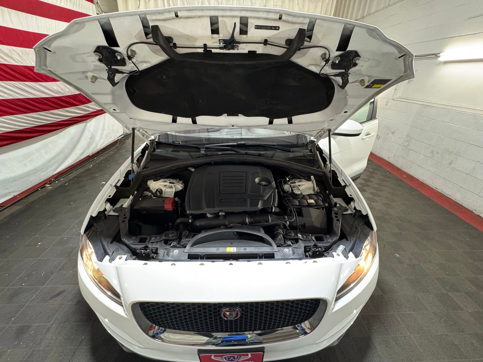 Used 2018 Jaguar F-PACE Premium image 26